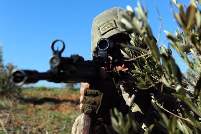 Soldado turco apuntando con un fusil