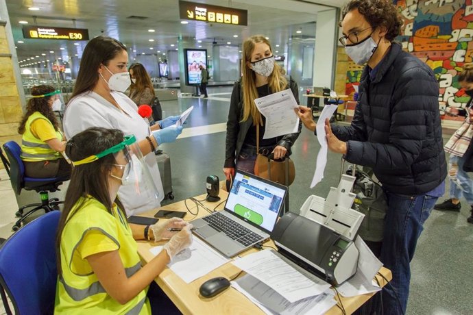 Control de pasajeros en un aeropuerto de Canarias