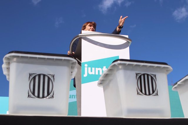 La candidata de Junts a les eleccions catalanes, Laura Borràs, en un acte de campanya a Barcelona