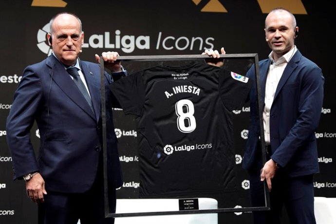 Javier Tebas presenta a Andrés Iniesta como LaLiga Icon