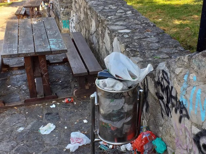 Restos de 'botellón' en el parque de los Pericones (Archivo)