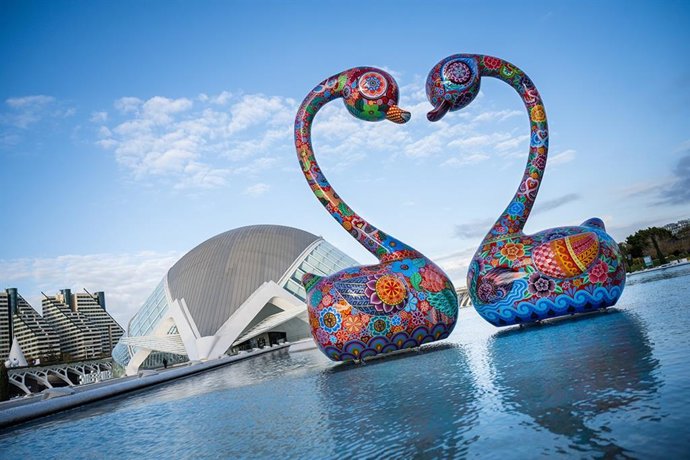 La escultura 'El amor del cisne' de la exposición 'Galaxia Hung'