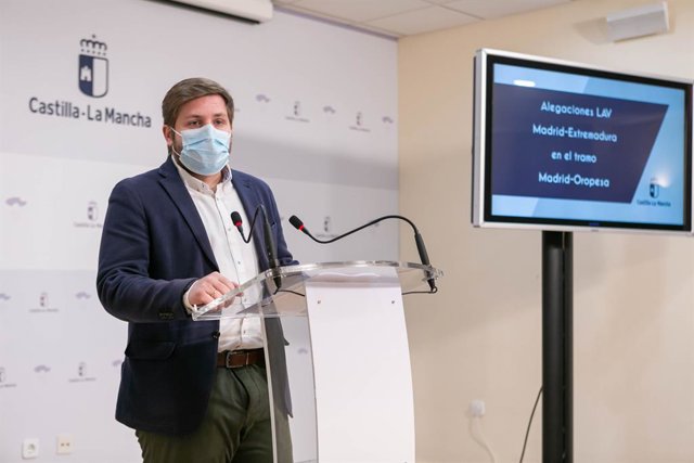 El consejero de Fomento, Nacho Hernando, informa sobre las alegaciones que el Gobierno regional ha presentado al estudio informativo de la línea de Alta Velocidad Madrid-Extremadura en el tramo Madrid-Oropesa.