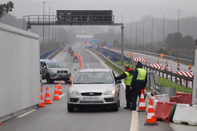 Varios agentes de la Policía Nacional paran a vehículos en un control en la frontera del Puente Internacional Tui-Valena, en Pontevedra