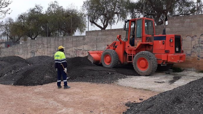 Comienzan las obras de acondicionamiento del aparcamiento del campo de fútbol Miquel Nadal.