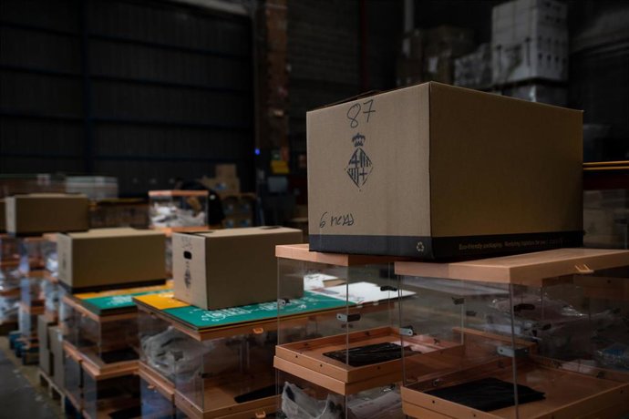 Material electoral para los próximos comicios de Cataluña en un almacén del Ayuntamiento de Barcelona, en Barcelona, Catalunya (España), a 3 de febrero de 2021. 