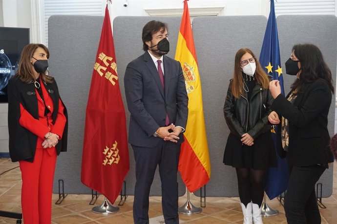 El consejero de Empleo, Investigación y Universidades, Miguel Motas, se reunió con investigadoras de la UMU-IMIB, UPCT, UCAM, CEBAS-CSIC, Imida y el Centro Regional de Hemodonación con motivo del  Día Mundial de la Mujer y la Niña en la Ciencia.