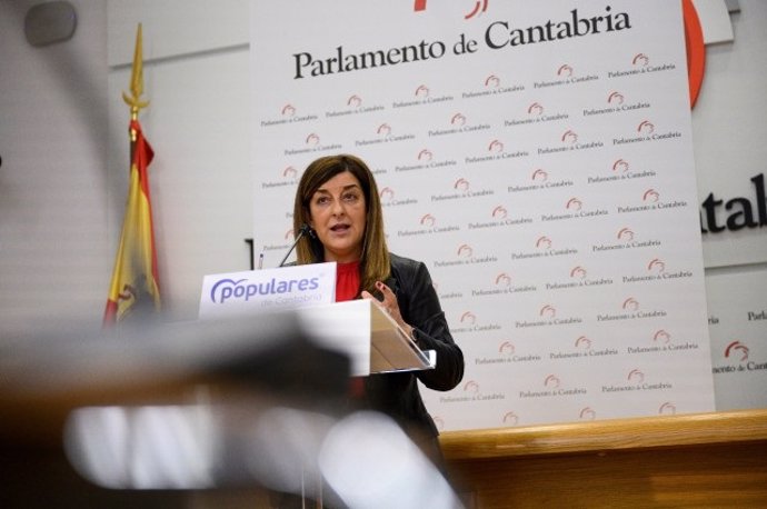 La presidenta del PP, María José Sáenz de Buruaga, durate la rueda de prensa