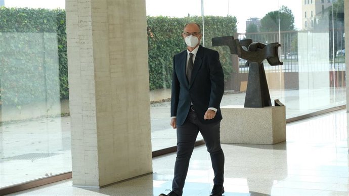 Luis Fuentes se dirige a la rueda de prensa ofrecida en las Cortes