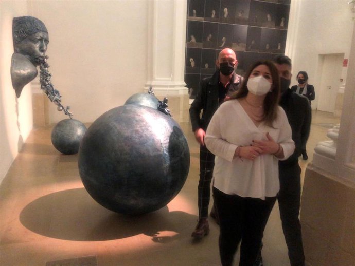 Imágenes de la visita de la consejera de Educación y Cultura, Esperanza Moreno, a la exposición *Tu vuelo, mis alas' de Lidó Rico en la Sala Verónicas.