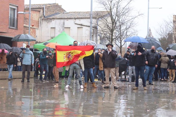 Concentración con banderas de España en defensa al acto de VOX en Salt, Girona, Cataluña (España), a 7 de febrero de 2021. 