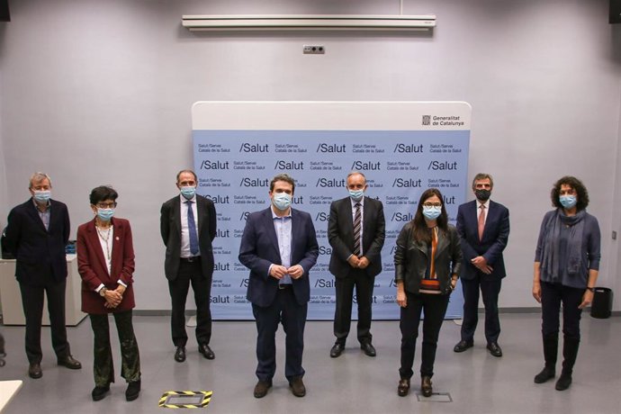 El director del Servei Catal de la Salut (CatSalut), Adri Comella, en el centro, tras la firma del protocolo con representantes de las instituciones sanitarias que colaborarán en el proyecto