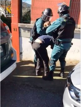 Agentes de la Guardia Civil detienen al autor de un robo en una vivienda de Pando-Oviedo.