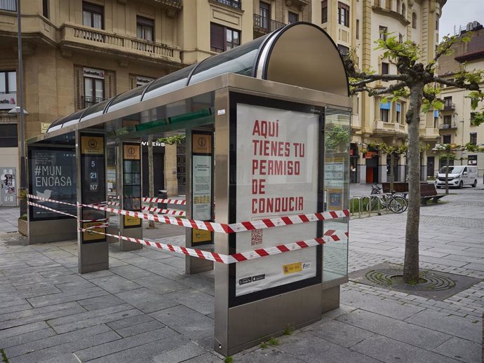 Marquesina de autobús precintada para evitar su uso en el día 47 del estado de alarma, en Pamplona / Navarra (España), a 30 de abril de 2020.