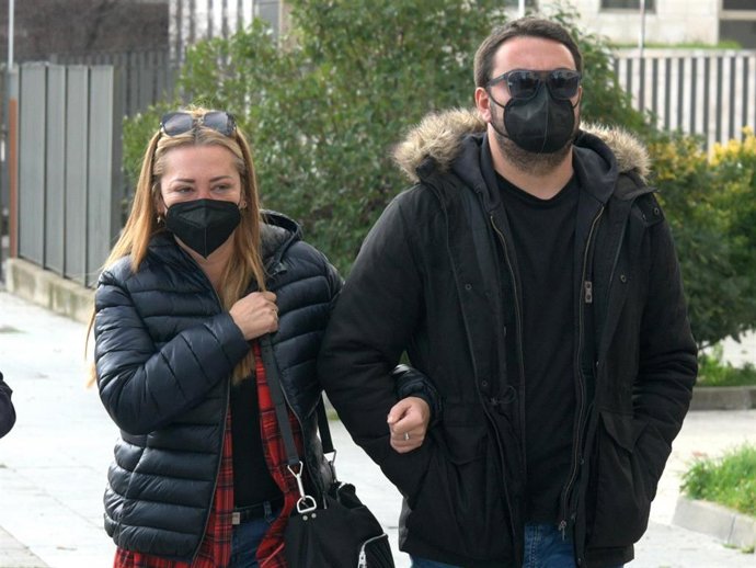 Belén Esteban y su marido, Miguel, a su llegada a los juzgados de Plaza de Castilla
