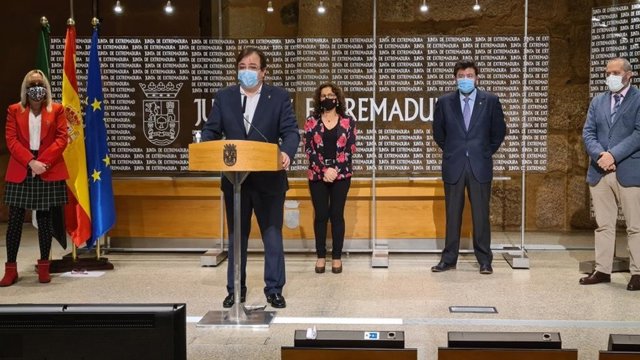 El presidente de la Junta, Guillermo Fernández Vara, tras la firma del Pacto por la Ciencia, junto a las secretarias generales de CCOO y UGT, Encarna Chacón y Patrocinio Sánchez, respectivamente, y el secretario general de la Creex, Javier Peinado