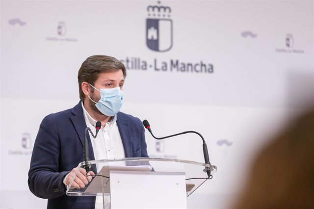 El consejero de Fomento, Nacho Hernando, informa sobre las alegaciones que el Gobierno regional ha presentado al estudio informativo de la línea de Alta Velocidad Madrid-Extremadura en el tramo Madrid-Oropesa.