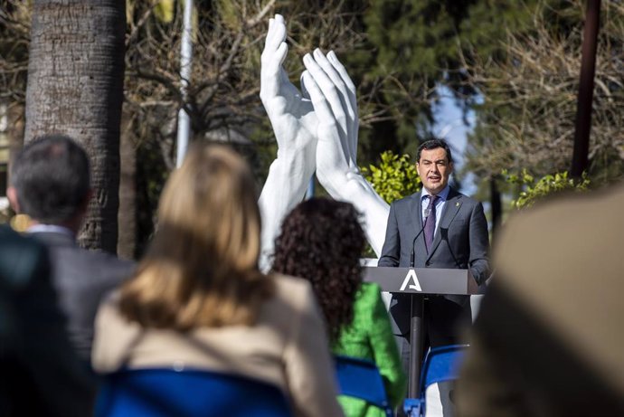 El presidente de la Junta, Juanma Moreno, durantel la inauguración en Huelva la escultura homenaje a los sanitarios y sectores esenciales por su labor durante la pandemia del Covid-19 .