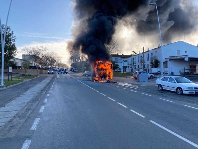Autobús ardiendo en Almonte.