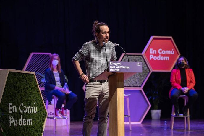 El vicepresidente segundo del Gobierno Pablo Igesias en un acto de los comuns para el 14F en el Casino L'Aliana del Poblenou de Barcelona junto a Jéssica Albiach, Ada Colau y Jaume Asens. El 12 de febrero de 2021.