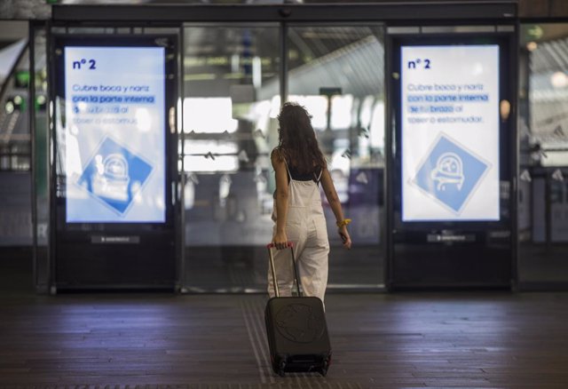 Una mujer con equipaje en la estación de tren de Santa Justa de Sevilla