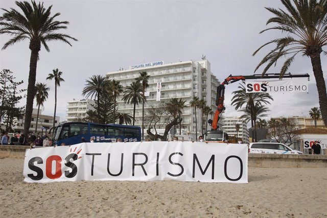 Un grupo de personas sostiene una pancarta durante el acto de presentación de SOSTurismo, un movimiento social y empresarial del sector turístico ante las consecuencias de la pandemia en Baleares.