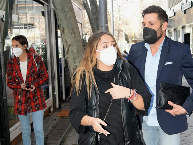 Rocío Flores y Gloria Camila han esperado a Olga Moreno al lado de los juzgados con Antonio David Flores