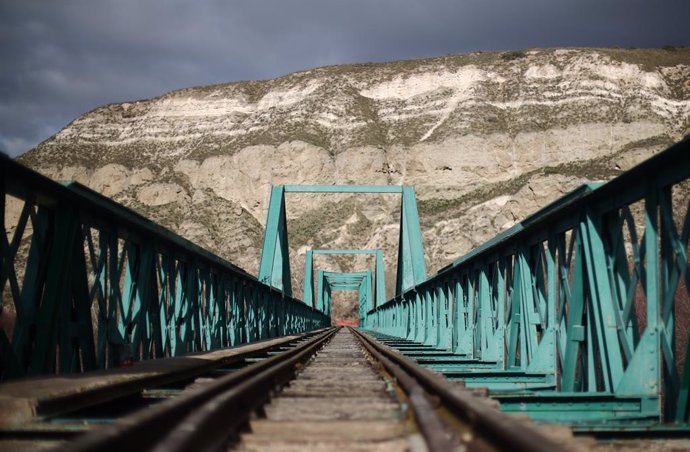 Vías de tren durante la presentación de las obras de acondicionamiento del puente ferroviario de La Poveda, sobre el Río Jarama, en Rivas Vaciamadrid.