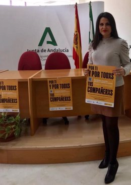 La asesora de programa del IAM en Málaga, María Encarnación Santiago, presenta campaña Protección de Datos