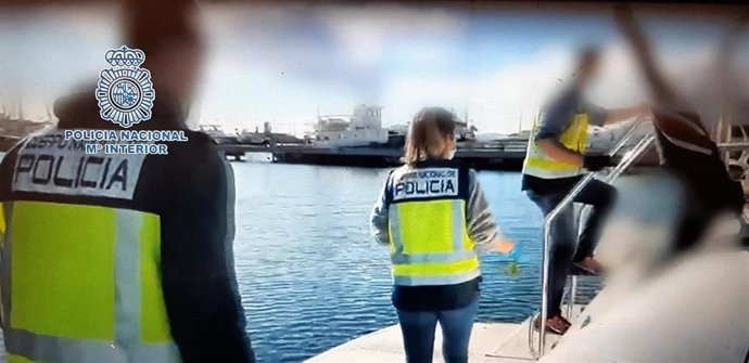 Agentes de Policía inspeccionando el yate