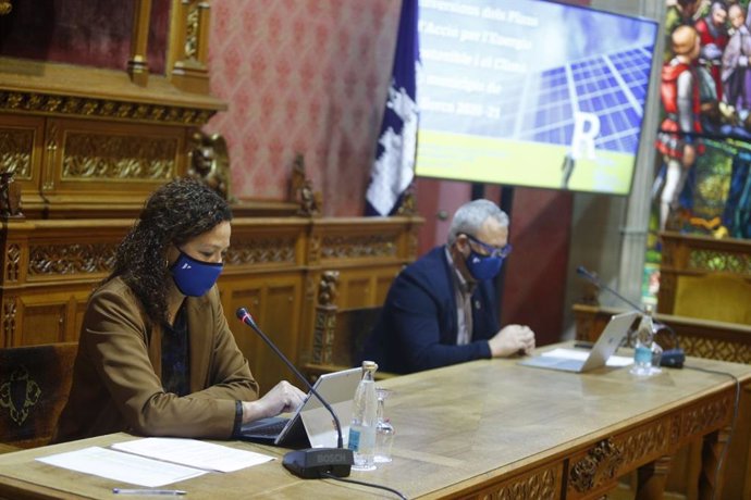 La presidenta del Consell de Mallorca, Catalina Cladera, y el conseller de Promoción Económica y Desarrollo Local de la institución insular, Jaume Alzamora.