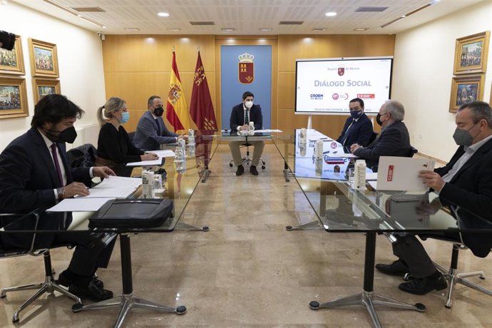 López Miras se reúne con los agentes sociales