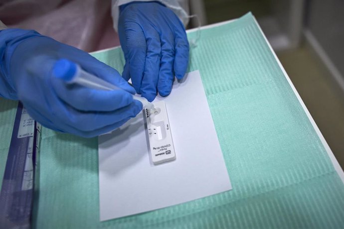 Una farmacéutica comprueba si la persona a la que le ha realizado el test de antígenos es positiva o negativa por Covid-19 en la Farmacia Las Gemelas en Madrid (España), a 11 de febrero de 2021