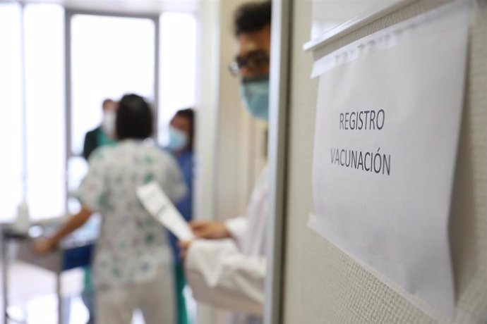 Trabajadores sanitarios en la sala de registro de vacunación para inyectar la vacuna de Pfizer-BioNTech contra la Covid-19 a sanitarios del Hospital Infanta Sofía de San Sebastián de los Reyes, Madrid (España), a 9 de febrero de 2021. Los sanitarios com