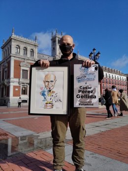 César Pérez Gellida posa con la Mención 'Rosa Chacel' y una caricatura conmemorativa en la Plaza Mayor de Valladolid.