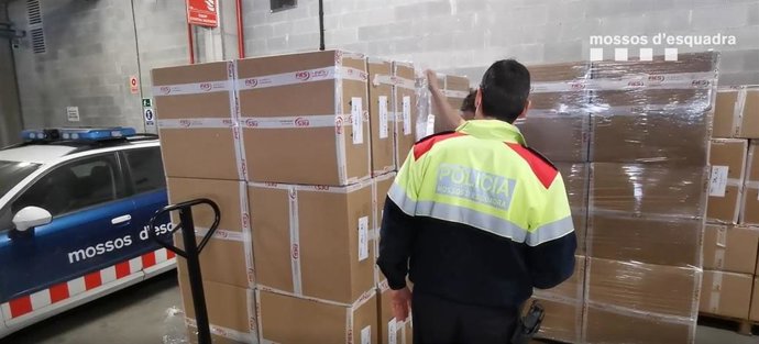 Los Mossos d'Esquadra reparte los equipos de protecció individual (EPIs) para las elecciones del 14F.