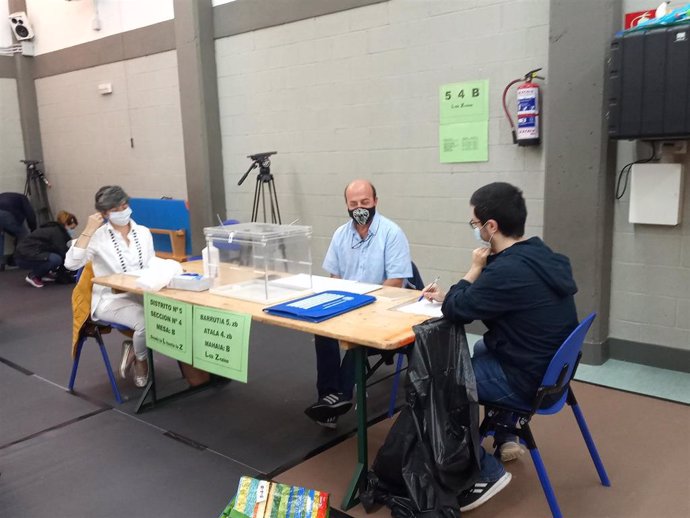 Mesa electoral en Durango (Vizcaya) al inicio de la jornada electoral del 12 de julio de 2020.