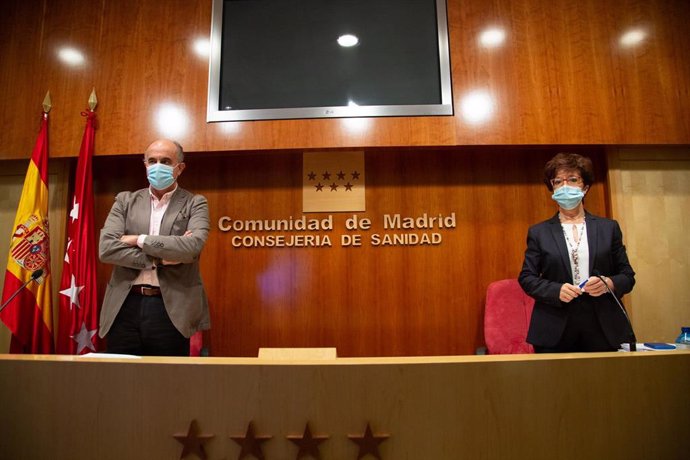 El viceconsejero de Salud Pública y Plan COVID-19 de la Comunidad de Madrid, Antonio Zapatero, y la directora general de Salud Pública, Elena Andradas, durante una rueda de prensa convocada ante los medios, en Madrid, (España), a 12 de febrero de 2021. 