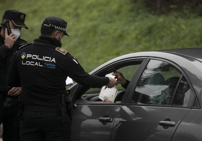 Agentes de la policía local durante un control de movilidad a la entrada del municipio de Castilleja de la Cuesta, en una foto de archivo