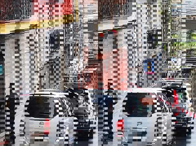 La Ertzaintza custodia el edificio donde ha sido encontrada muerta una mujer en Sestao (Bizkaia)