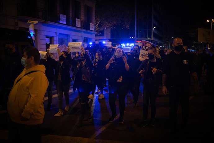Un grupo de personas participan en una concentración de trabajadores del sector hostelero y el ocio nocturno contra las restricciones aplicadas a causa del Covid-19, en la plaza Urquinaona, Barcelona, Catalunya, (España), a 5 de noviembre de 2020.