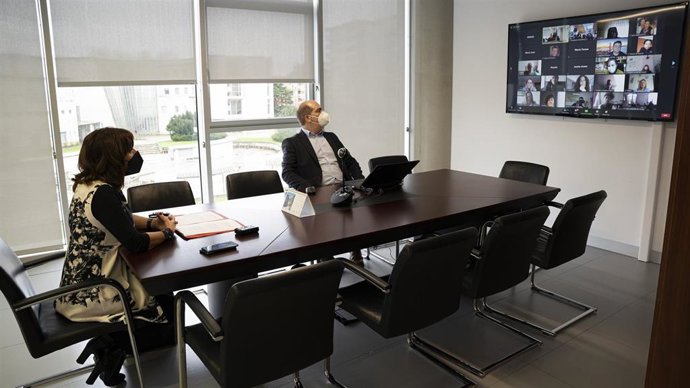 La consejera de Empleo y Políticas Sociales, Ana Belén Álvarez, acompañada del director del Servicio Cántabro de Empleo, José Manuel Callejo, inaugura por videoconferencia la VIII edición de las Lanzaderas de Empleo y Emprendimiento Solidario de Cantabr