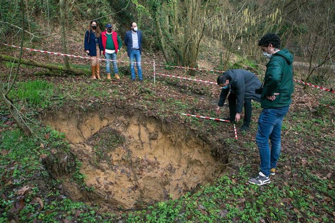 La directora general de Patrimonio Cultural visita el entorno de la Cueva de El Juyo en Camargo para valorar el hundimiento que se ha producido.