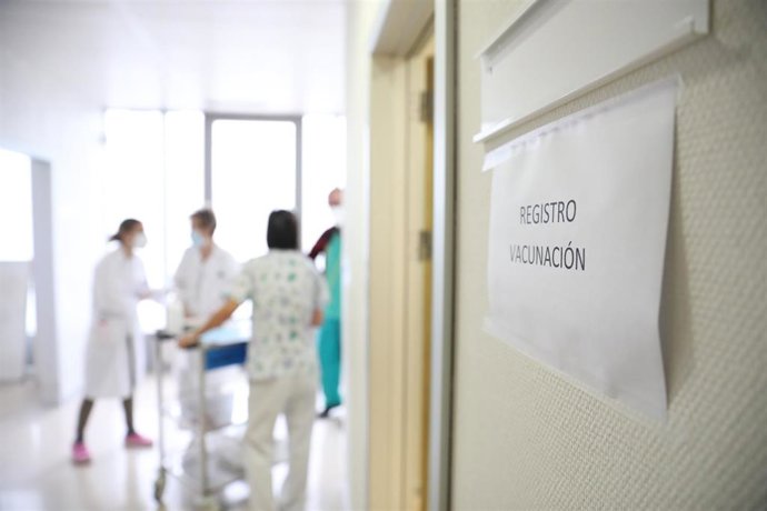 Trabajadores sanitarios en la sala de registro de vacunación para inyectar la vacuna de Pfizer-BioNTech contra la Covid-19 a sanitarios del Hospital Infanta Sofía de San Sebastián de los Reyes, Madrid (España), a 9 de febrero de 2021. Los sanitarios com