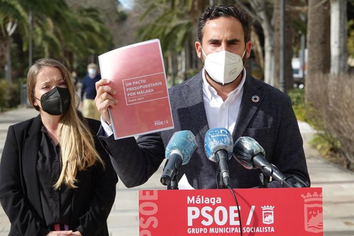 El socialista Daniel Perez con las aportaciones el PSOE al presupuesto del Ayuntamiento de Málaga