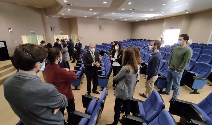 El consejero de Transformación Económica, Rogelio Velasco, charlando con jóvenes investigadores universitarios.