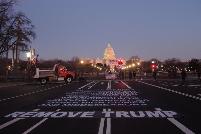 FILED - 13 January 2021, US, Washington: Anti-Trump protesters put a big "Remove Trump" banner on the street in front of the US Capitol. The House of Representatives is expected to vote to impeach the US President Donald Trump after Vice President Mike 