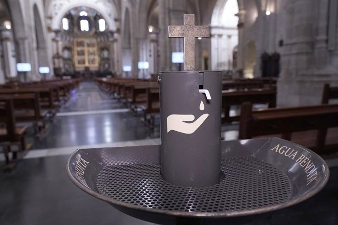 La Catedral de Valncia instala dispensadores de agua bendita