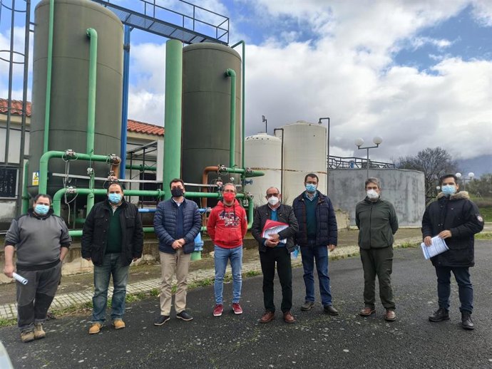 Visita del diptuado de Medio Ambiente a la EDAR de Aldeanueva del Camino