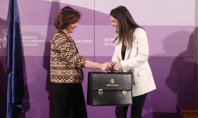 La vicepresidenta primera, Carmen Calvo, entrega la cartera de Igualdad a la nueva ministra, Irene Montero